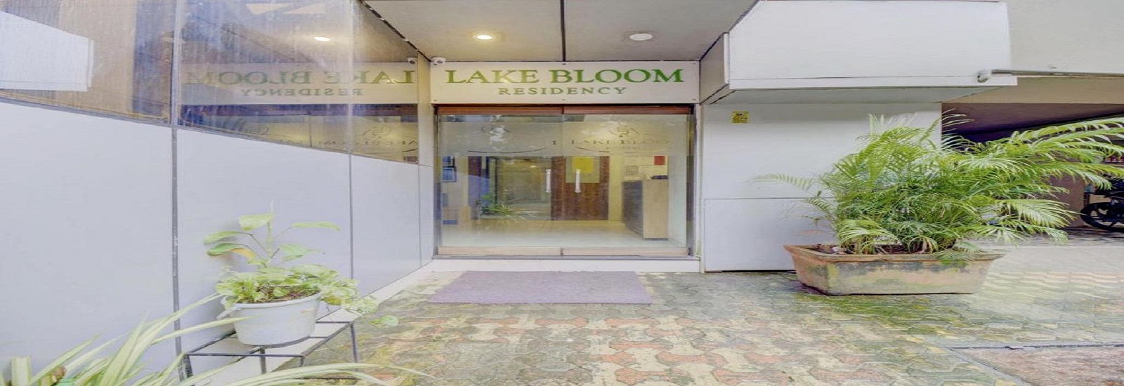 lake bloom hotel main gate